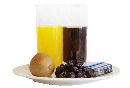 Et glass øl ved siden av et glass øl og en sitron