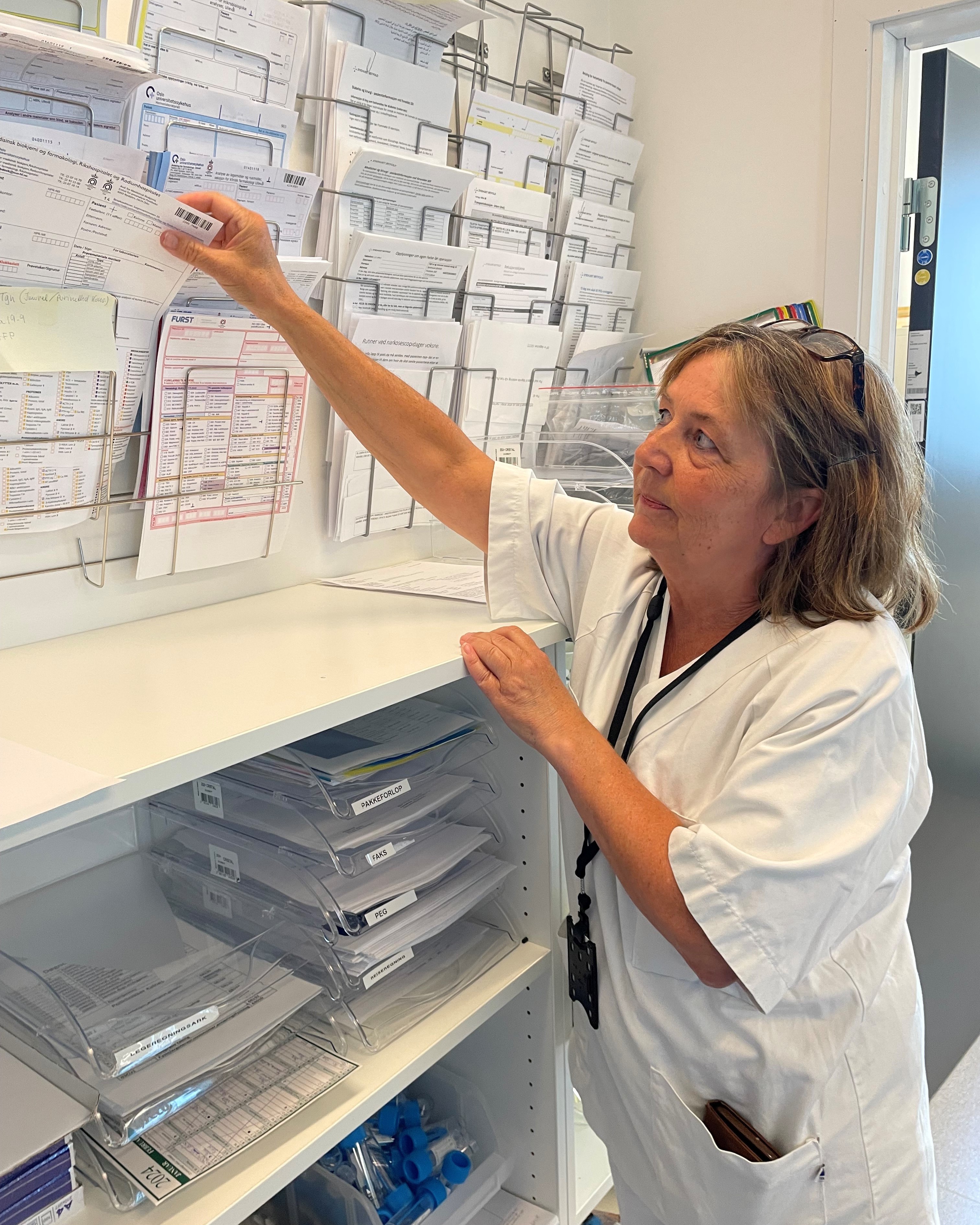Helsesekretær Nina Olsen henter skjema