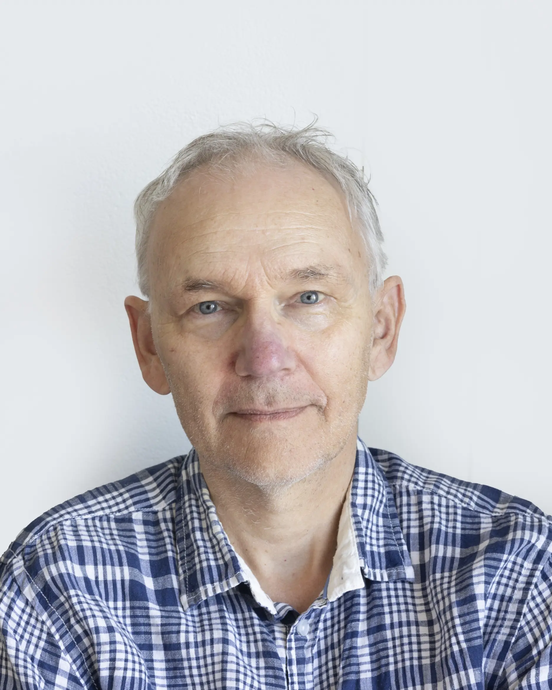 En mann med grått hår