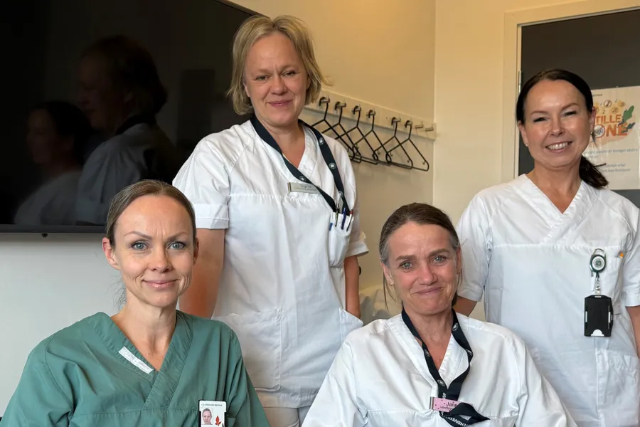 En gruppe kvinner i hvite laboratoriefrakker