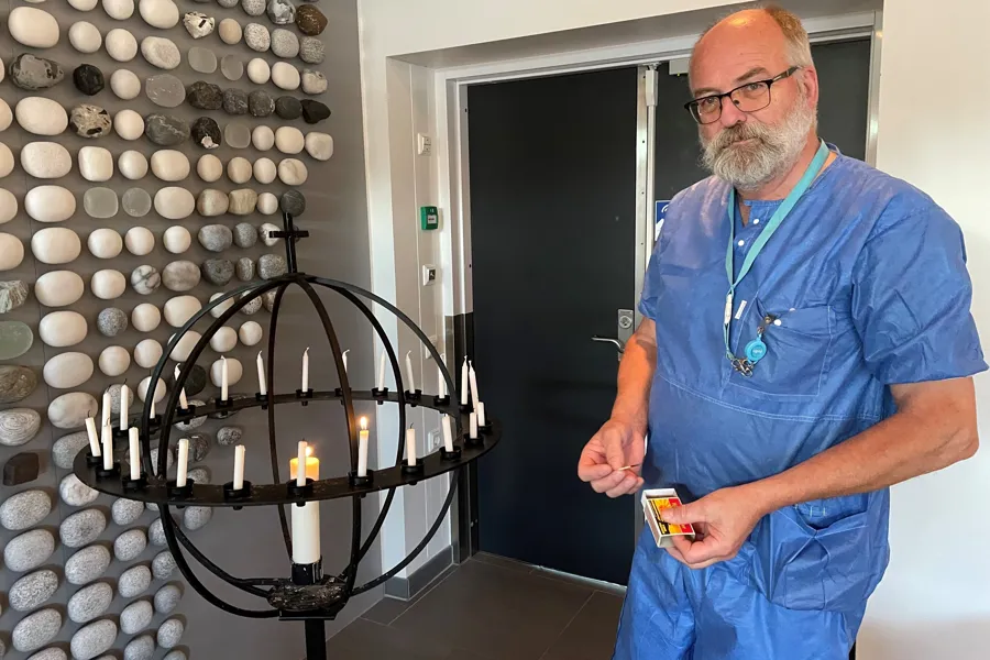 Sten Torbjørn Lunde tenner lys i globen