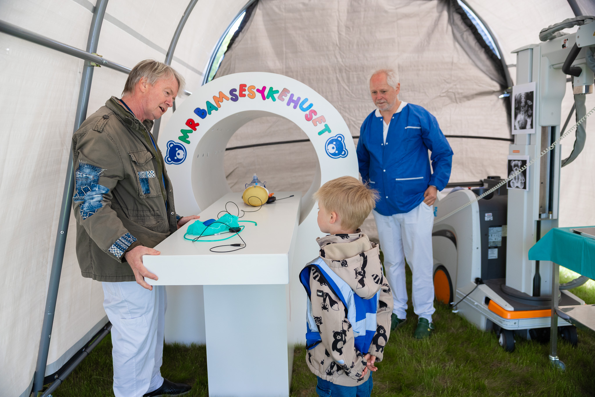En gruppe mennesker som står rundt et bord med en robot på