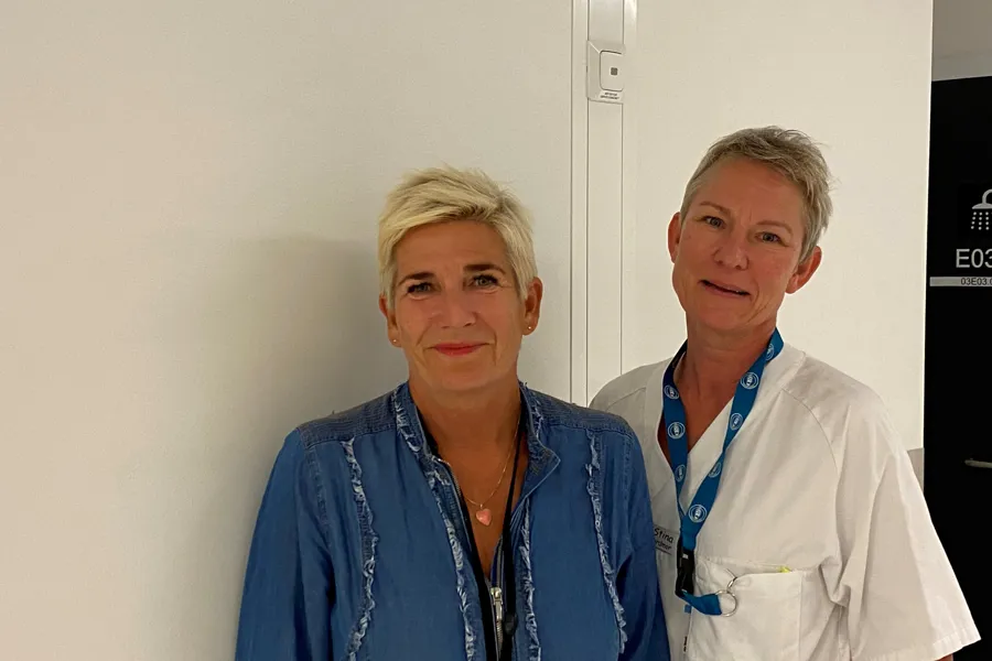 Et par kvinner i blå skrubber