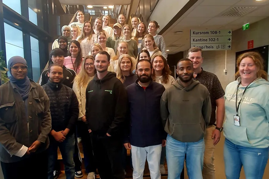 Årets nye trainee sykepleiere og vernepleiere. Seksjonsleder Susanne Kupke til høyre.