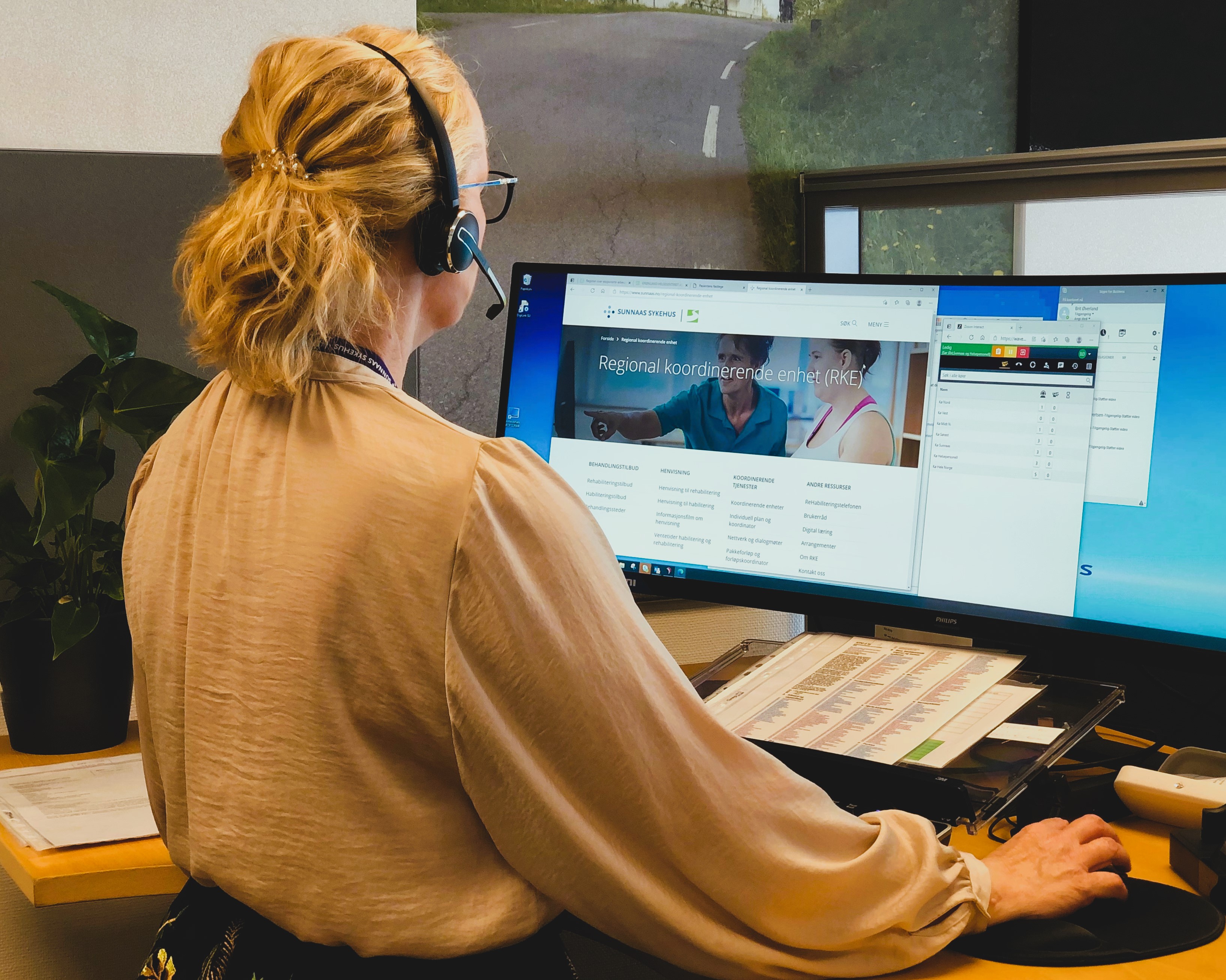En person med hodetelefoner som ser på en skjerm
