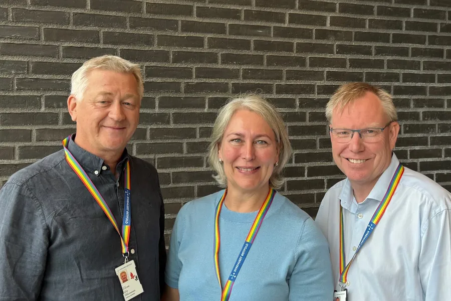 En gruppe mennesker som smiler