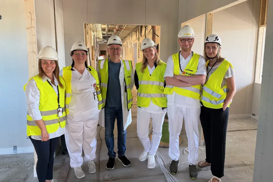 En gruppe mennesker som har på seg sikkerhetsvester