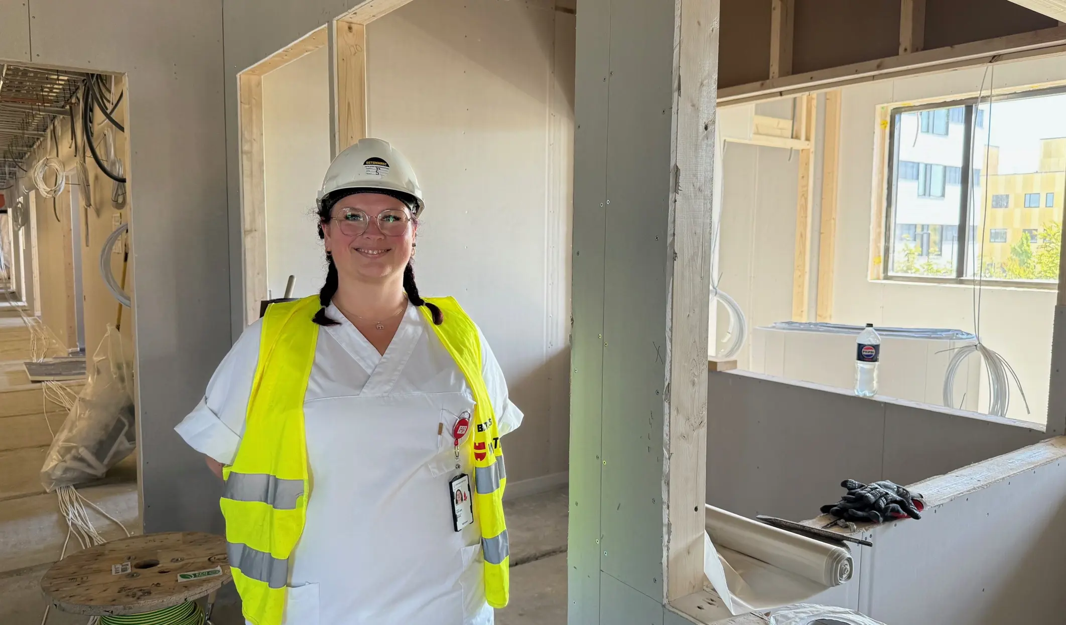 En person som har på seg sikkerhetsvest