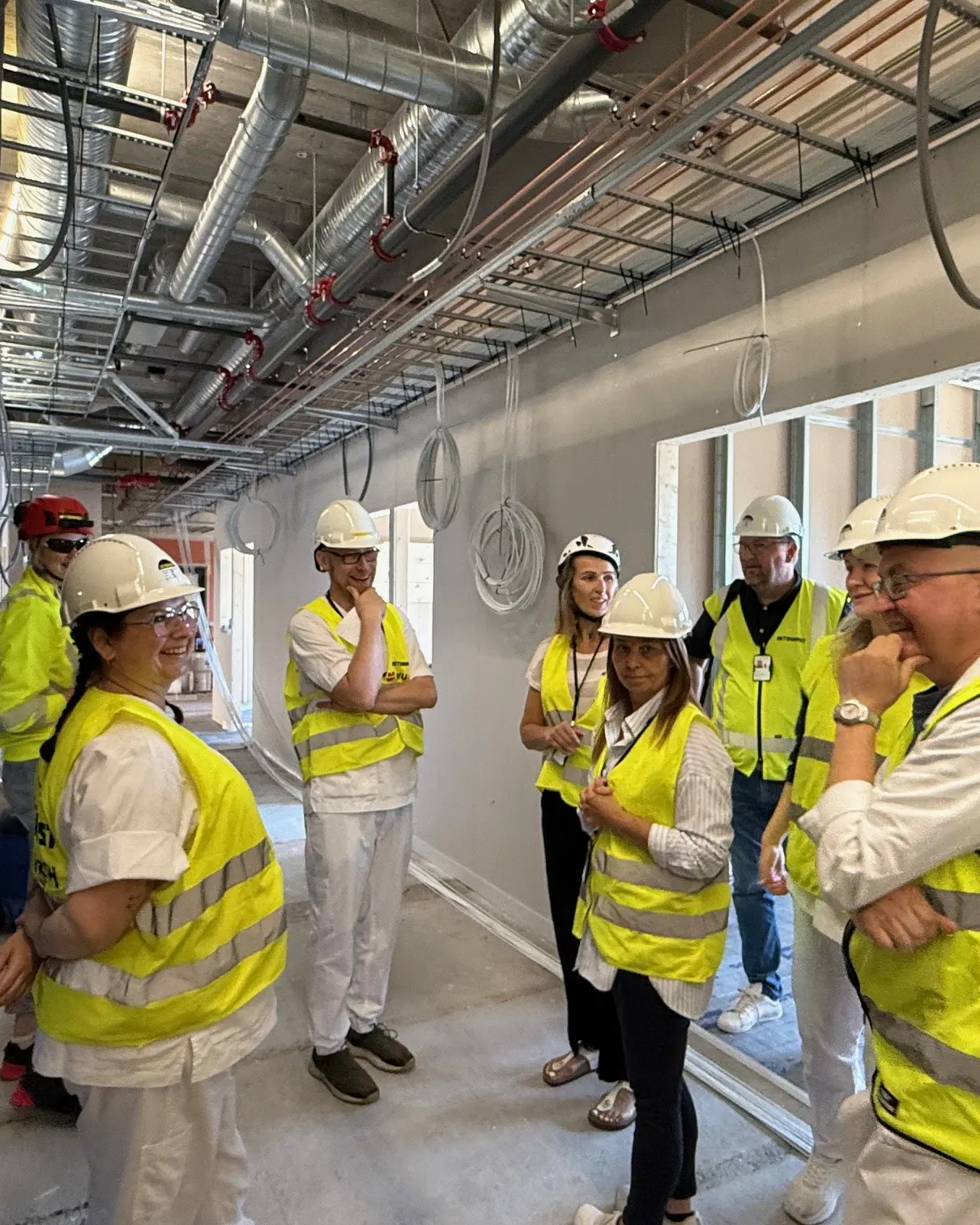 En gruppe mennesker som har på seg sikkerhetsvester