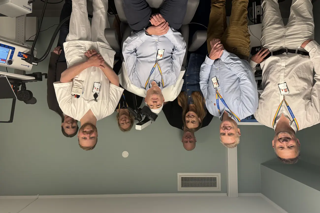 En gruppe mennesker som poserer for et bilde