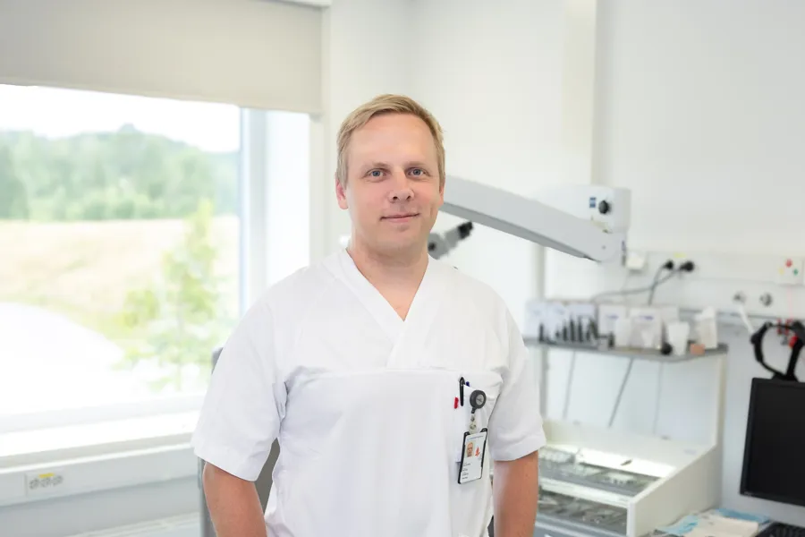 En mann som står i et rom