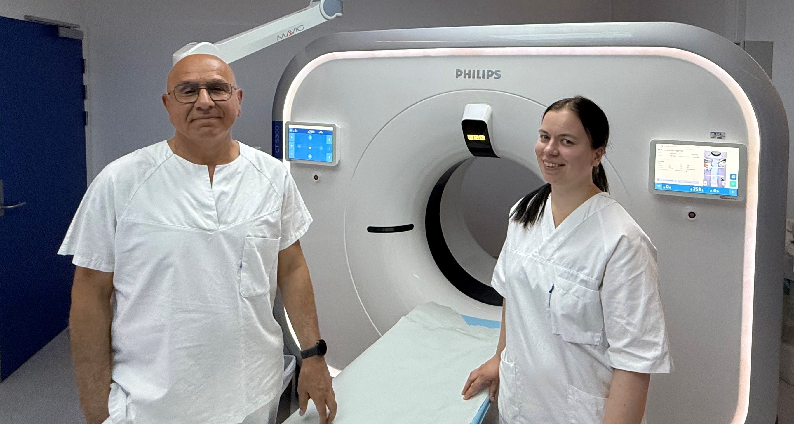 En mann og en kvinne på et sykehusrom