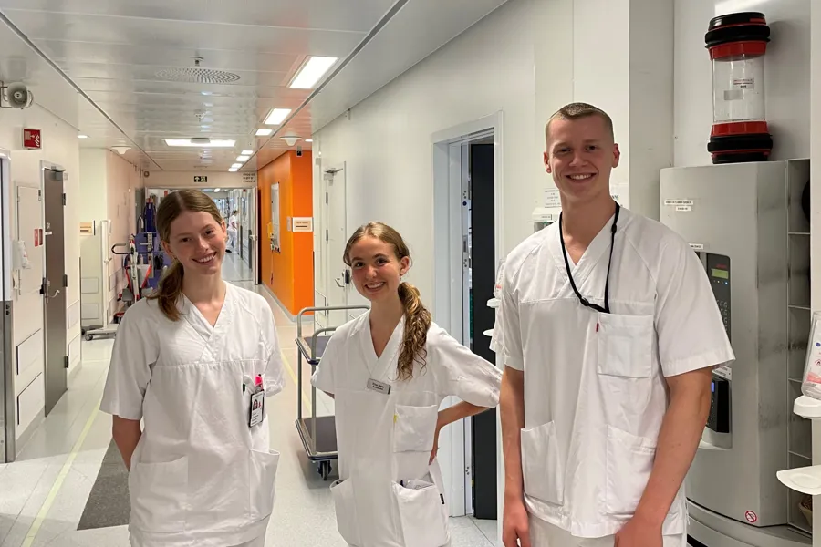 En gruppe mennesker i hvite laboratoriefrakker