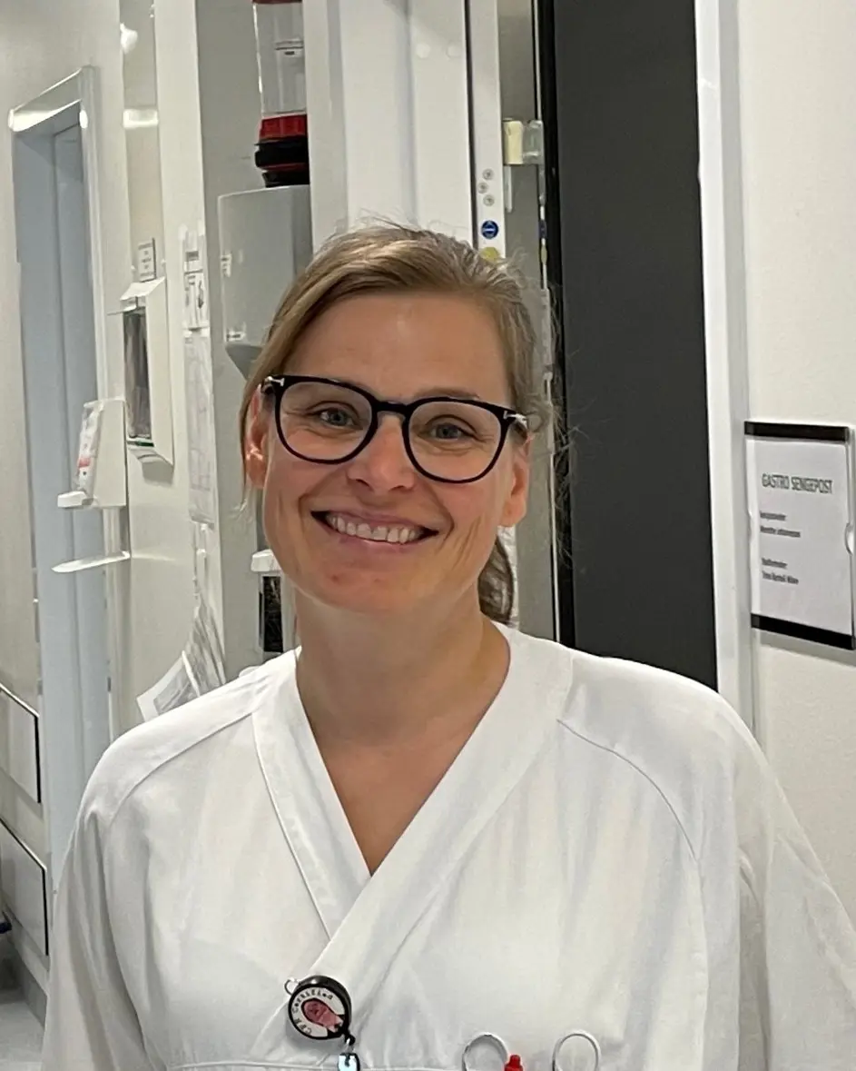 En person som bruker briller