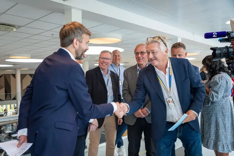 Administrerende direktør Helge Stene-Johansen takker helse- og omsorgsminister Jan Christian Vestre for at lånesøknaden innvilges