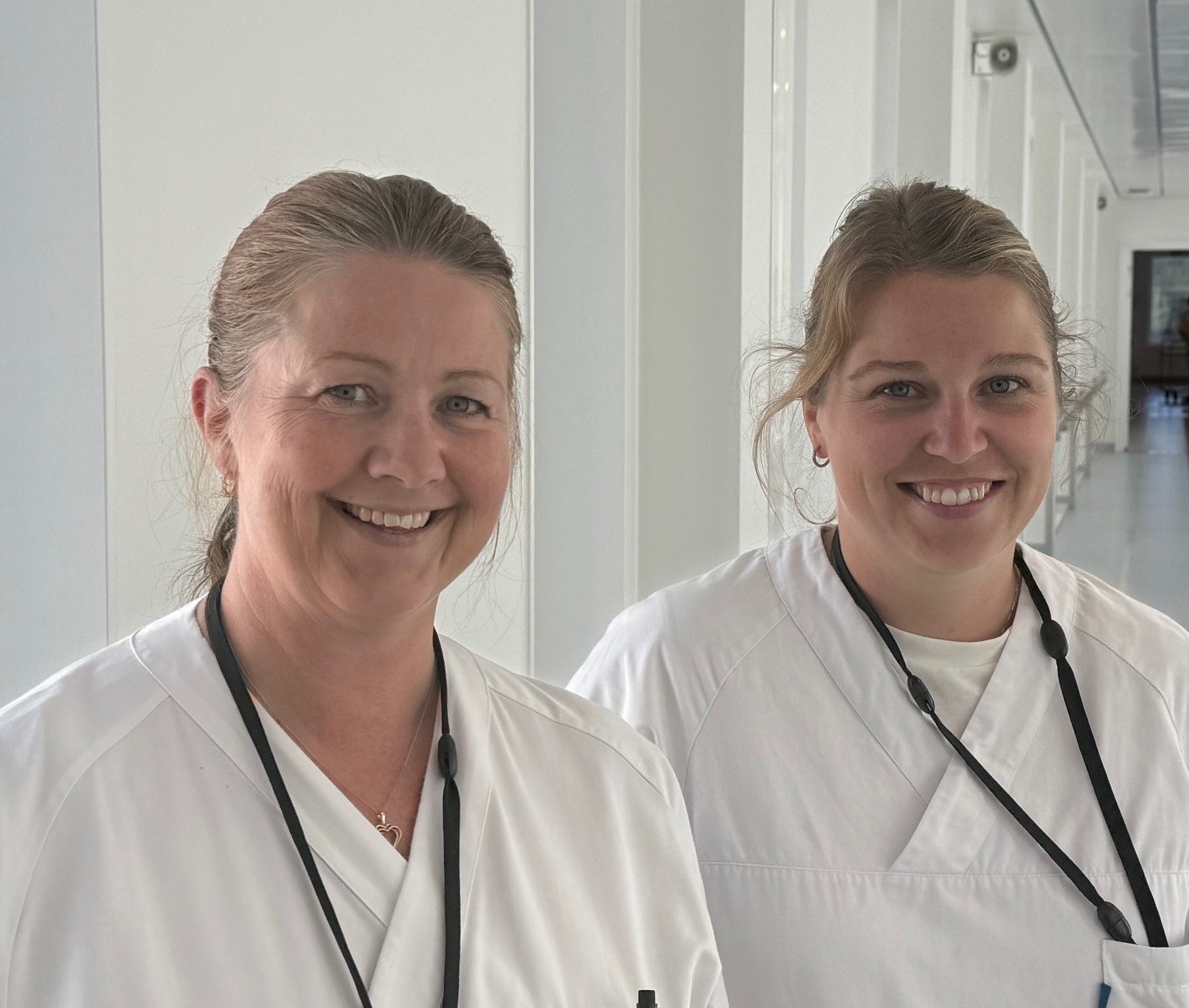 Mellomskudd av kvinner i hvite frakker