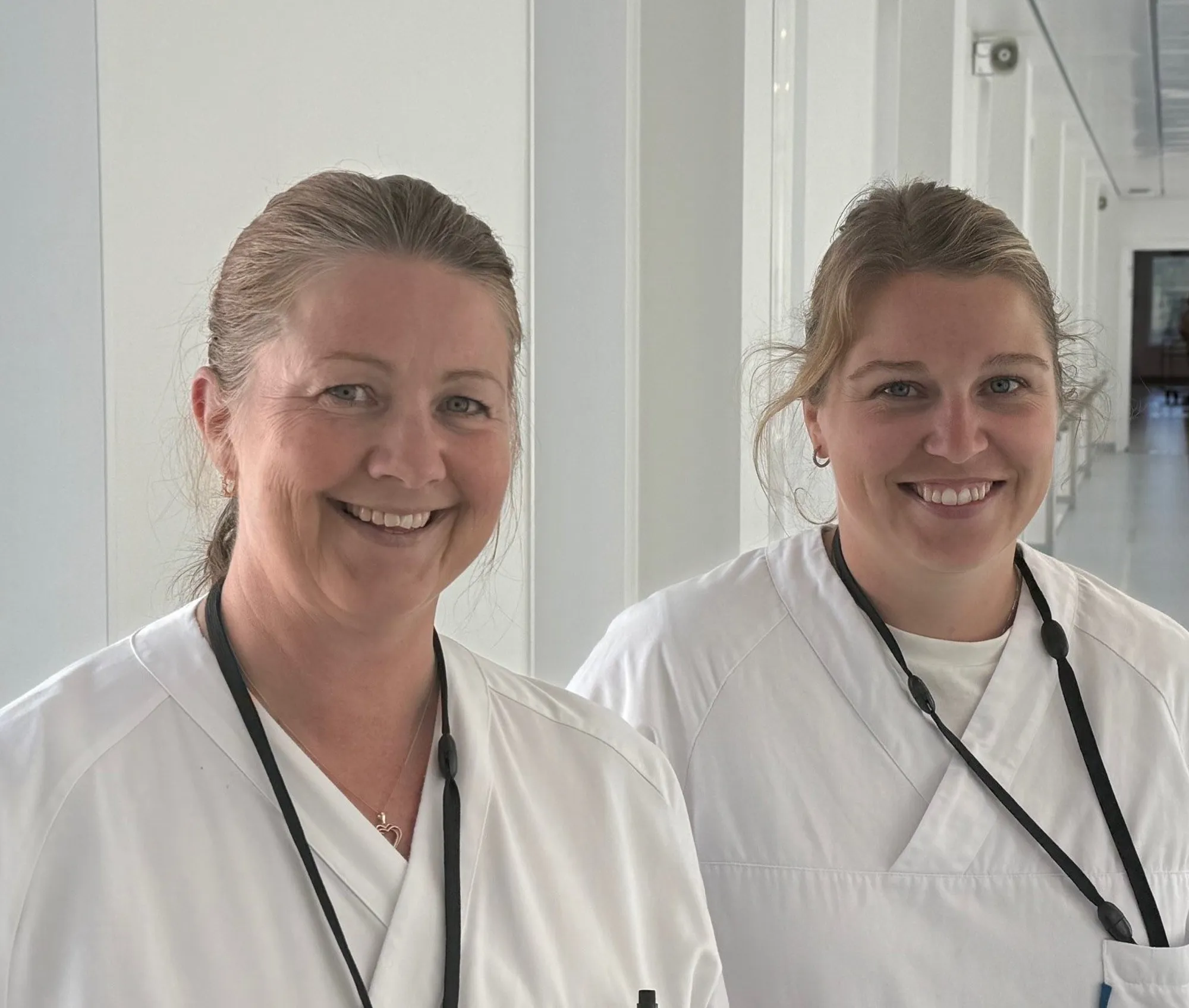 Mellomskudd av kvinner i hvite frakker