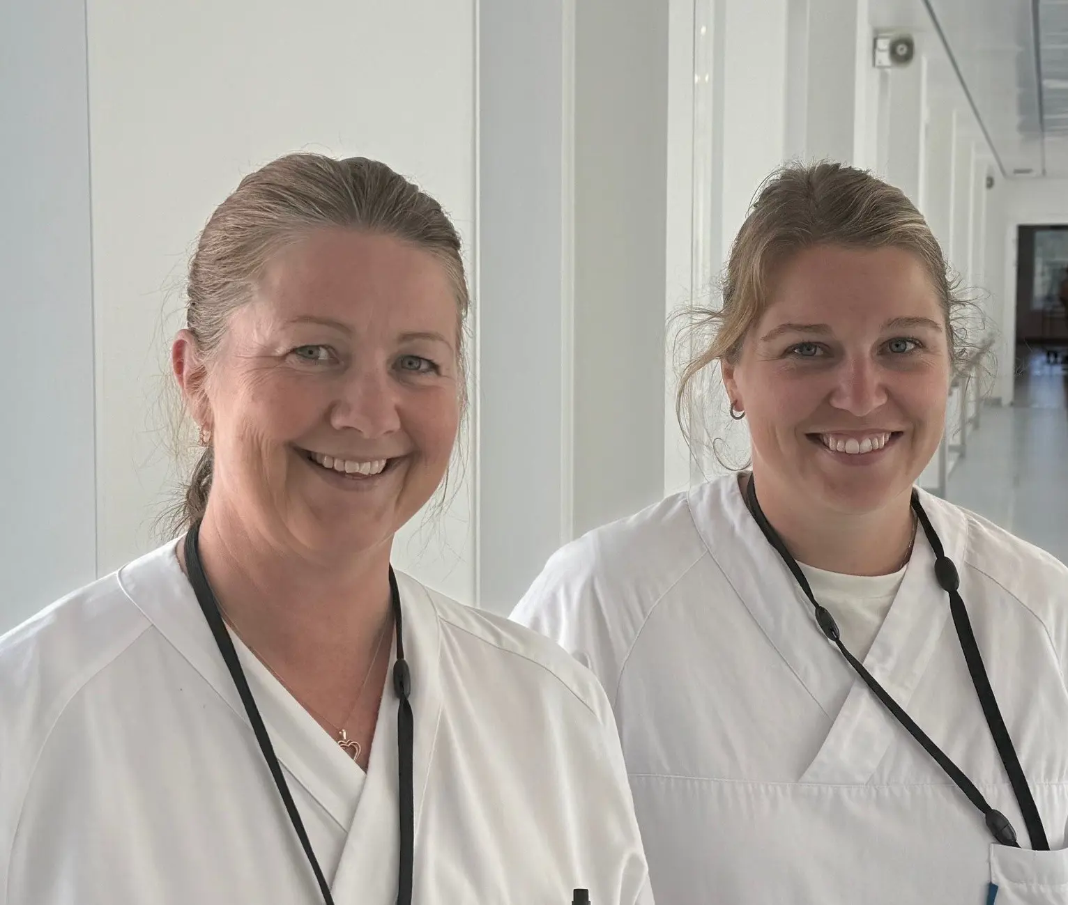 Mellomskudd av kvinner i hvite frakker