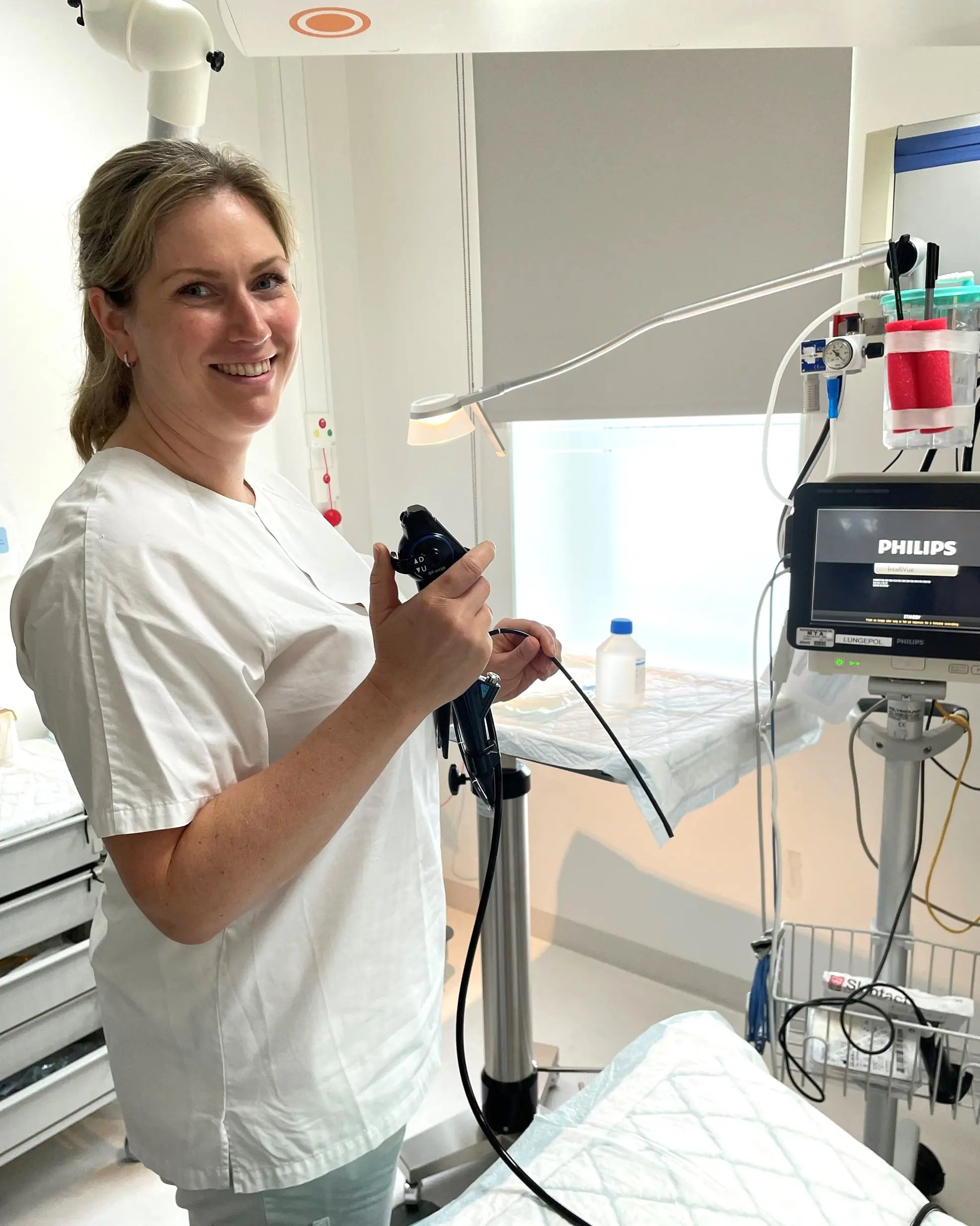 Johanne Dybvik med bronkoskopiapparat