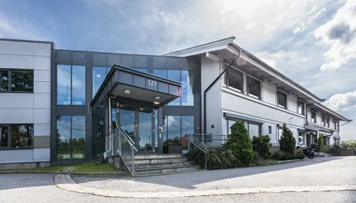 En bygning med glassvinduer