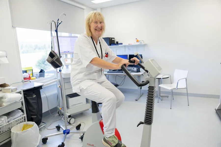 Margareth Olseng på treningssykkel