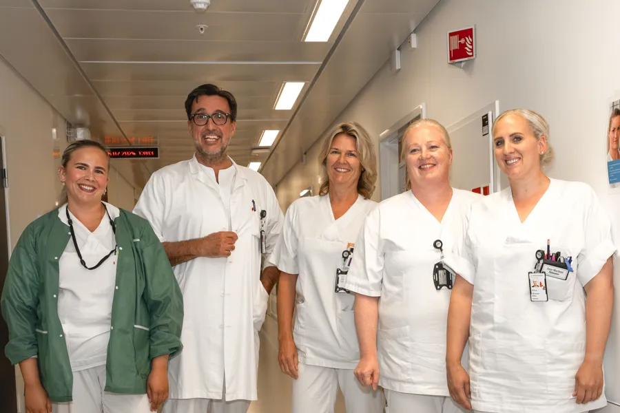 En gruppe mennesker iført hvite skjorter