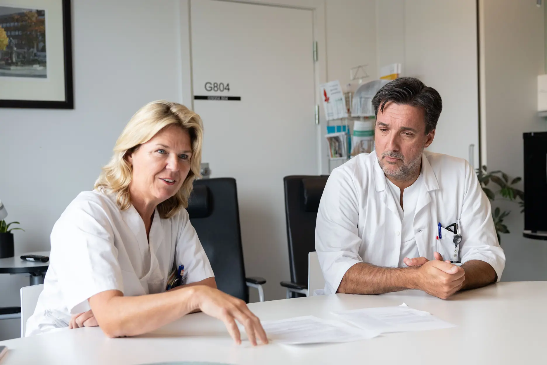 En mann og en kvinne som sitter ved et bord