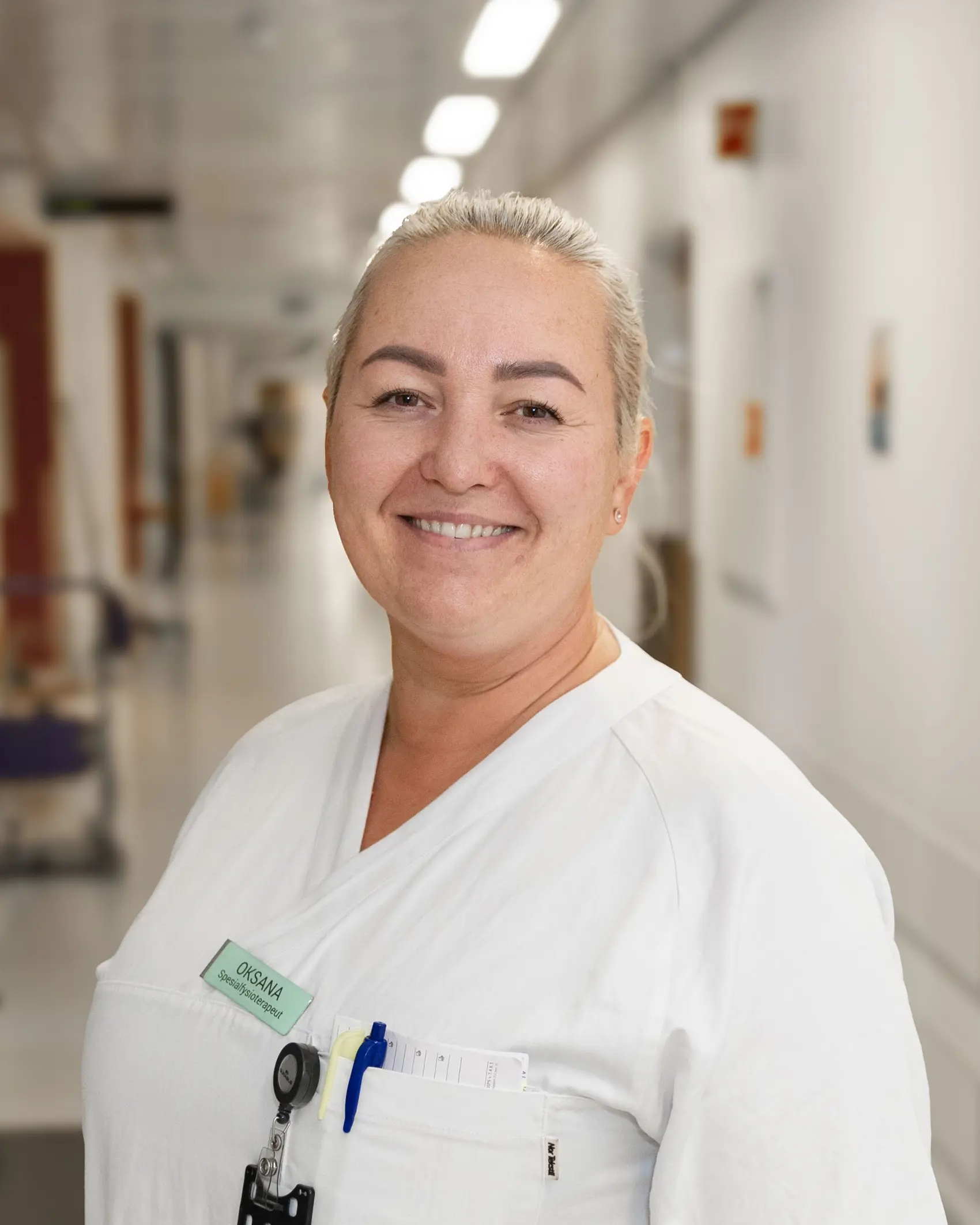 En mann iført hvit frakk