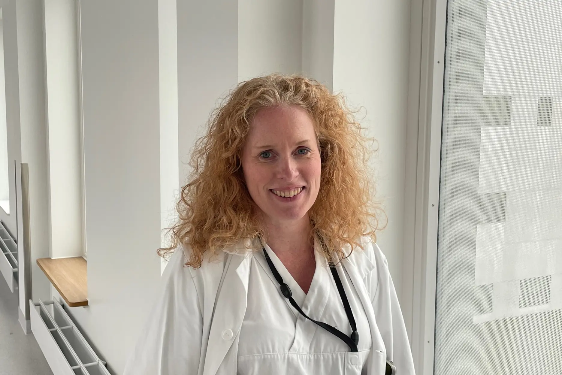 En person med krøllete hår