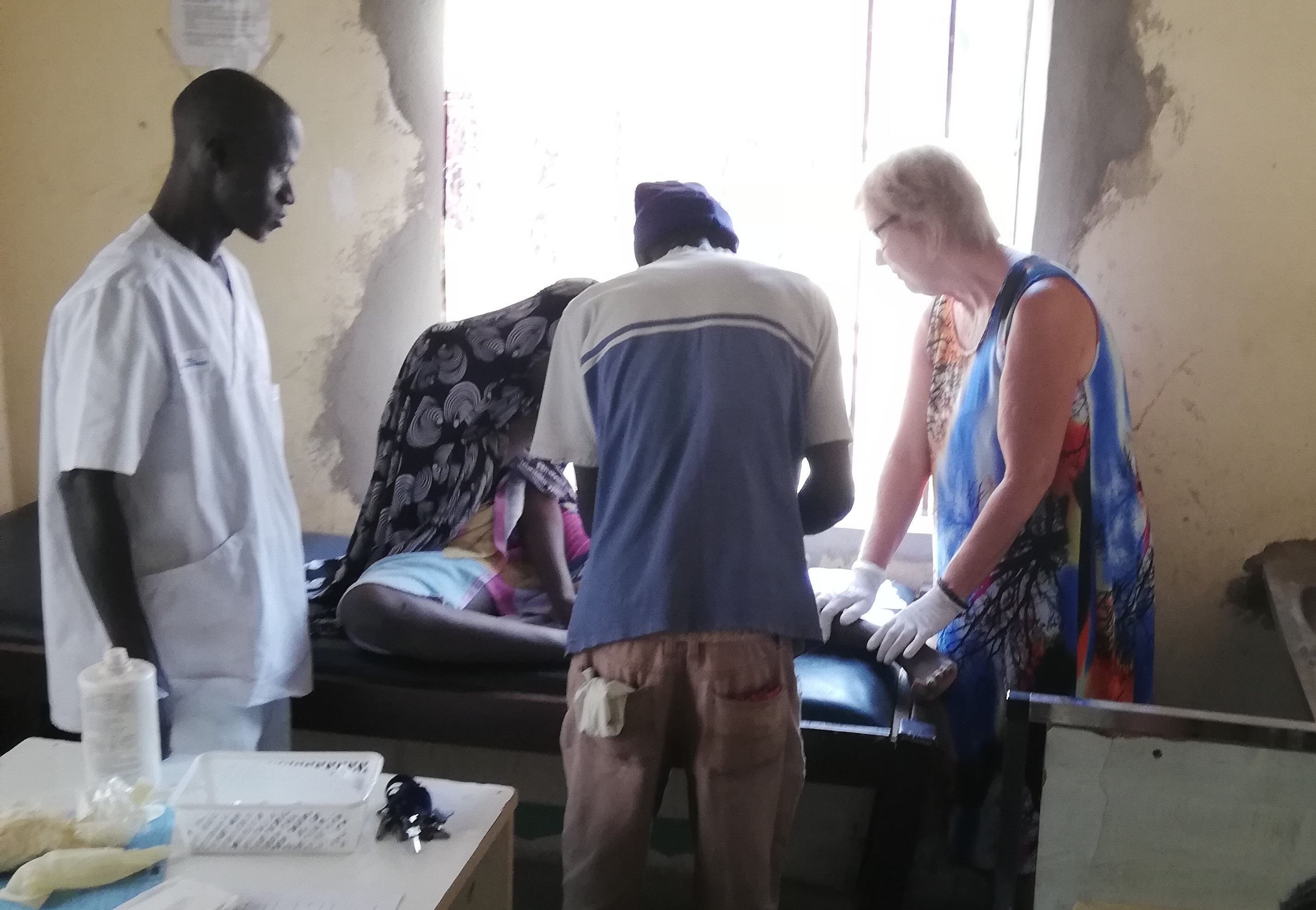 Margareth hjelper til på et sykehus i Gambia