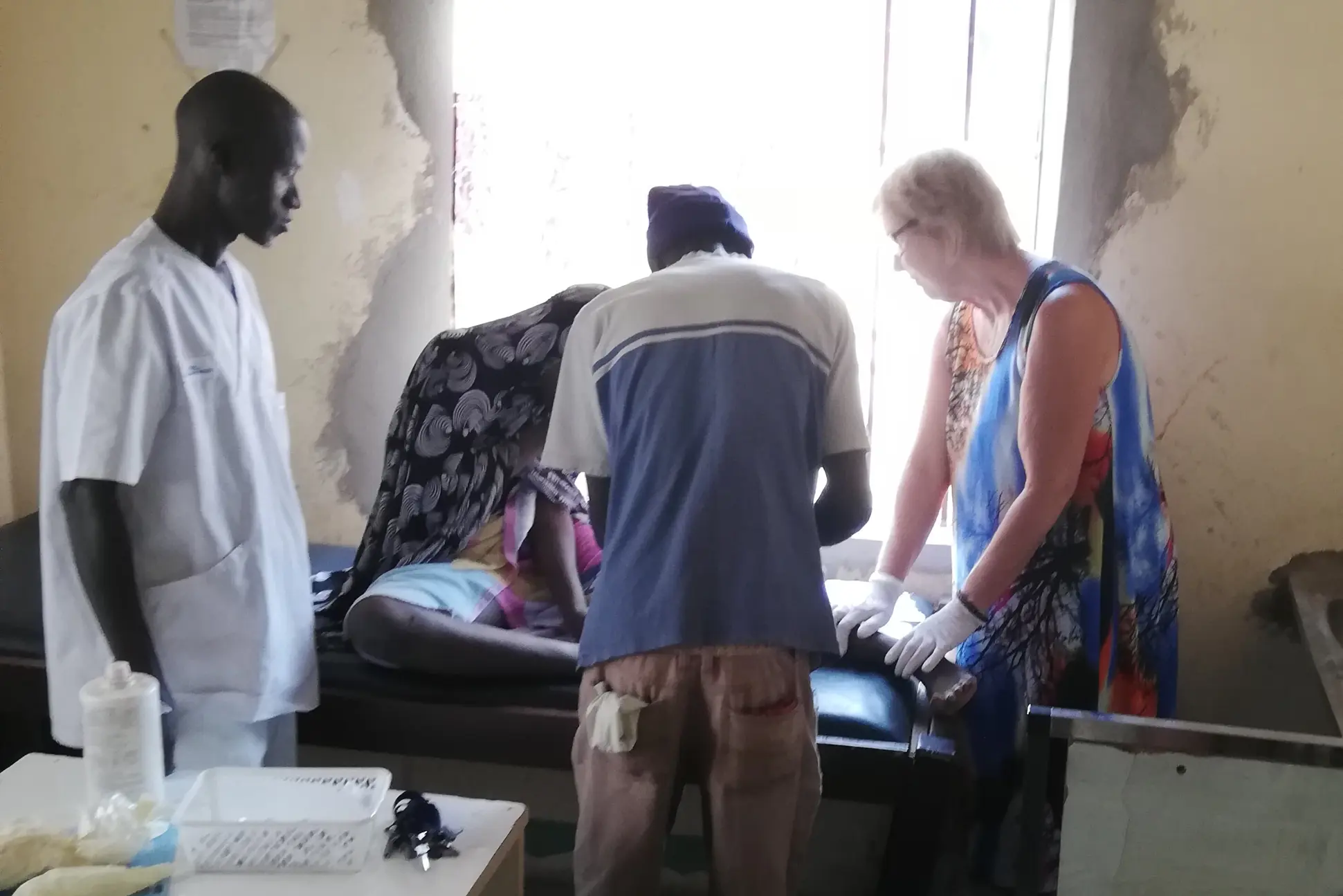 Margareth hjelper til på et sykehus i Gambia