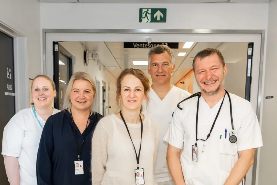 En gruppe mennesker iført hvite skjorter og merker