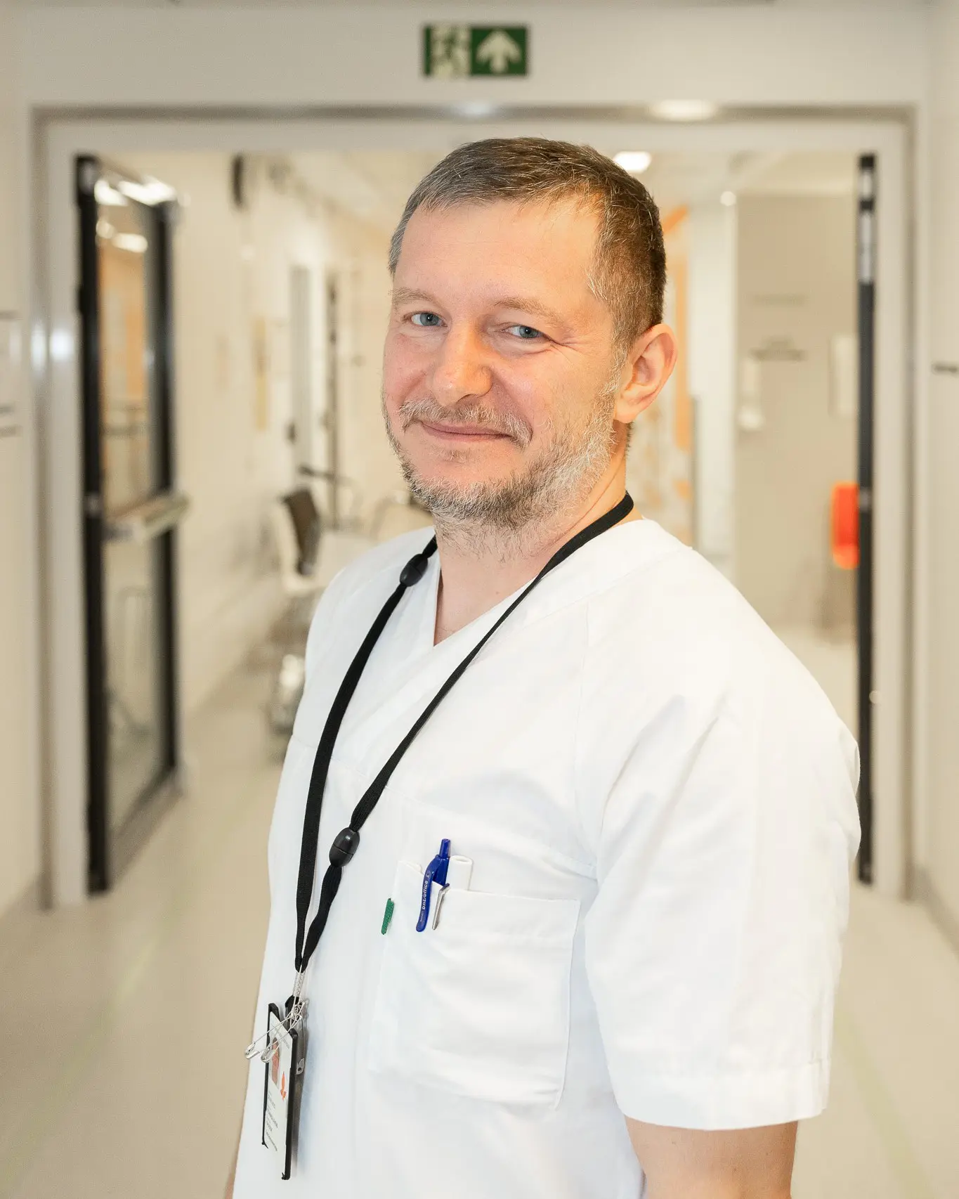 En mann iført hvit skjorte