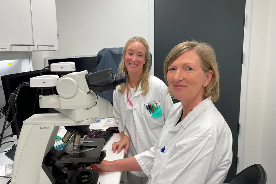 Noen få kvinner i et laboratorium