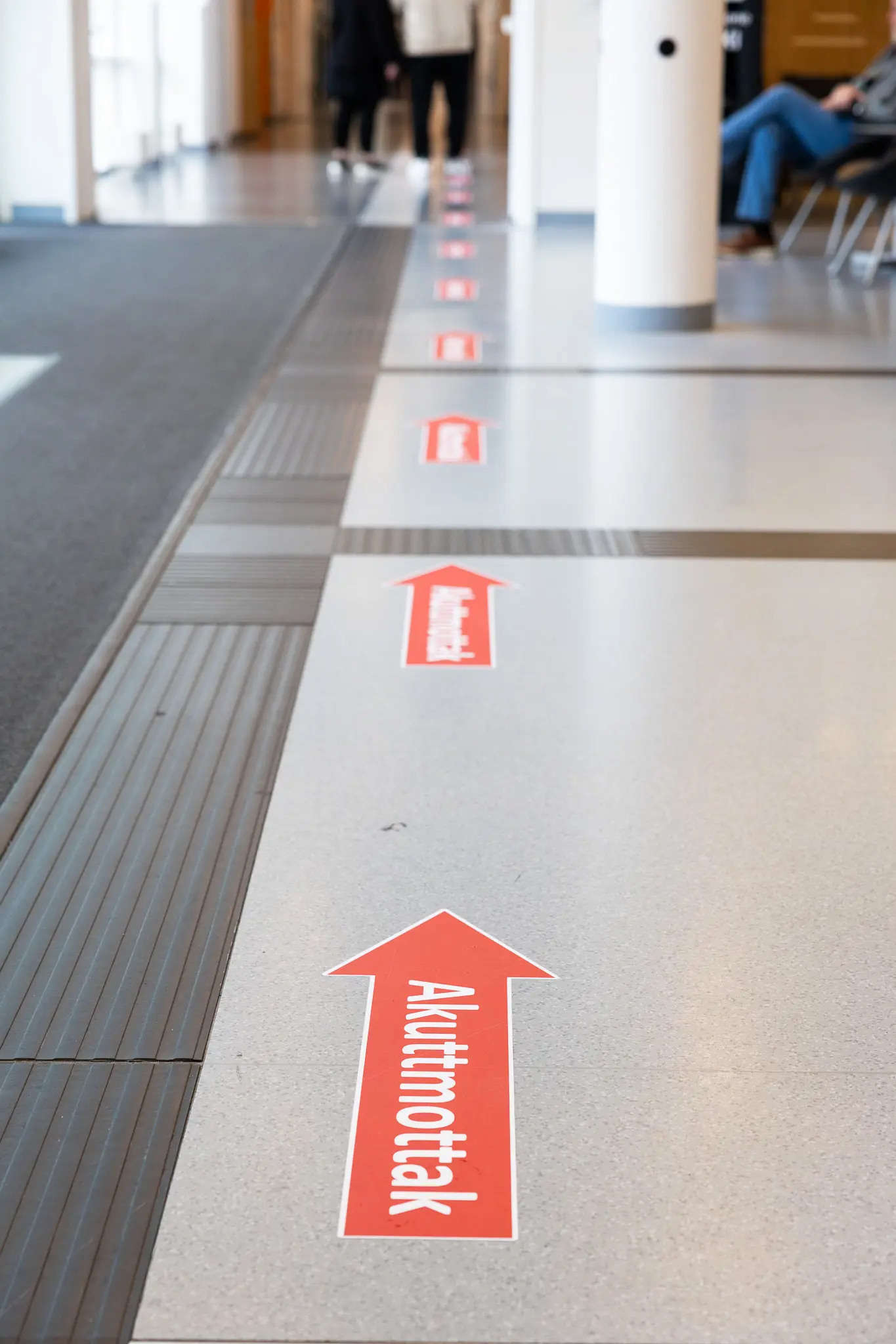 En gruppe røde og hvite skilt