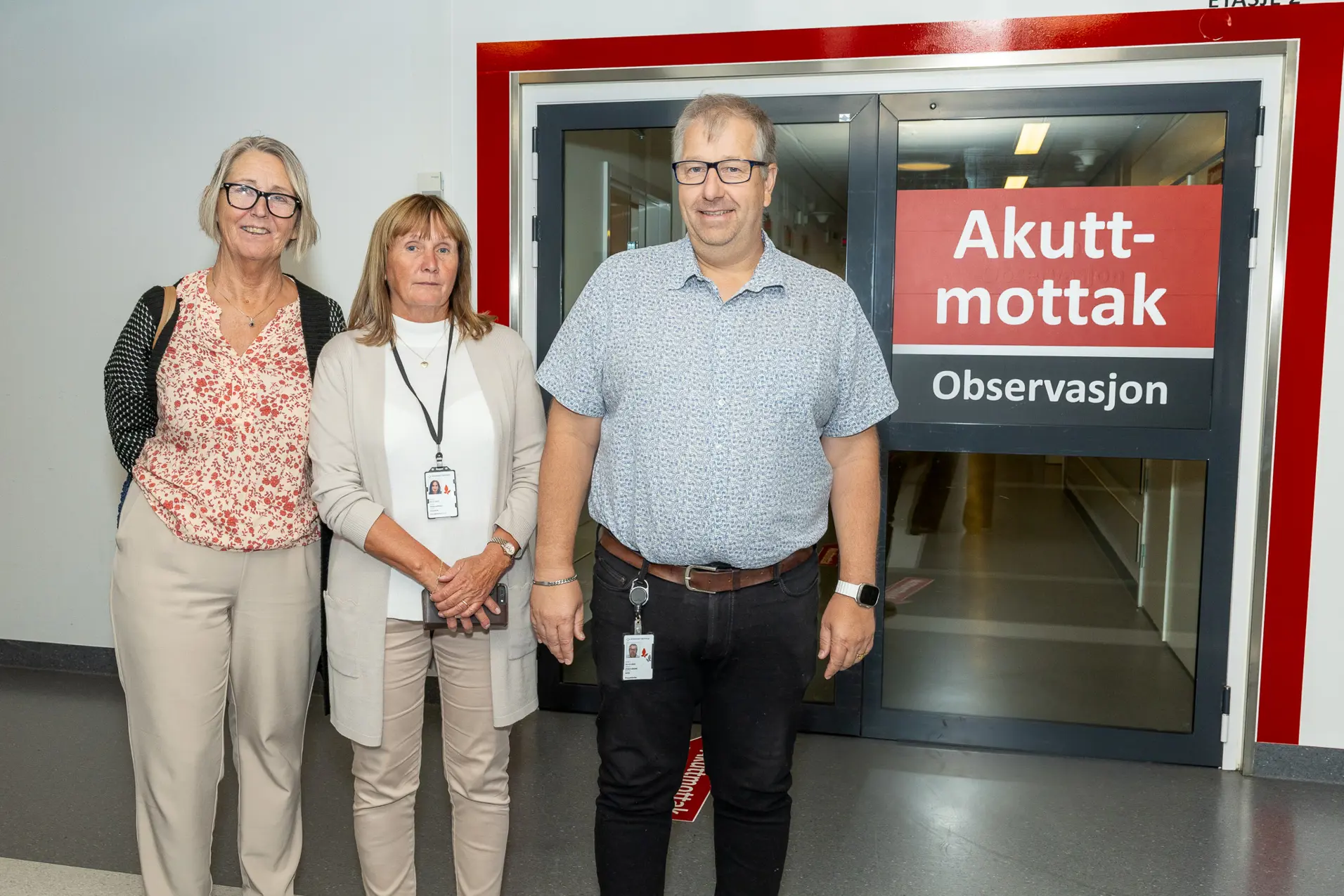 En gruppe mennesker som poserer for et bilde