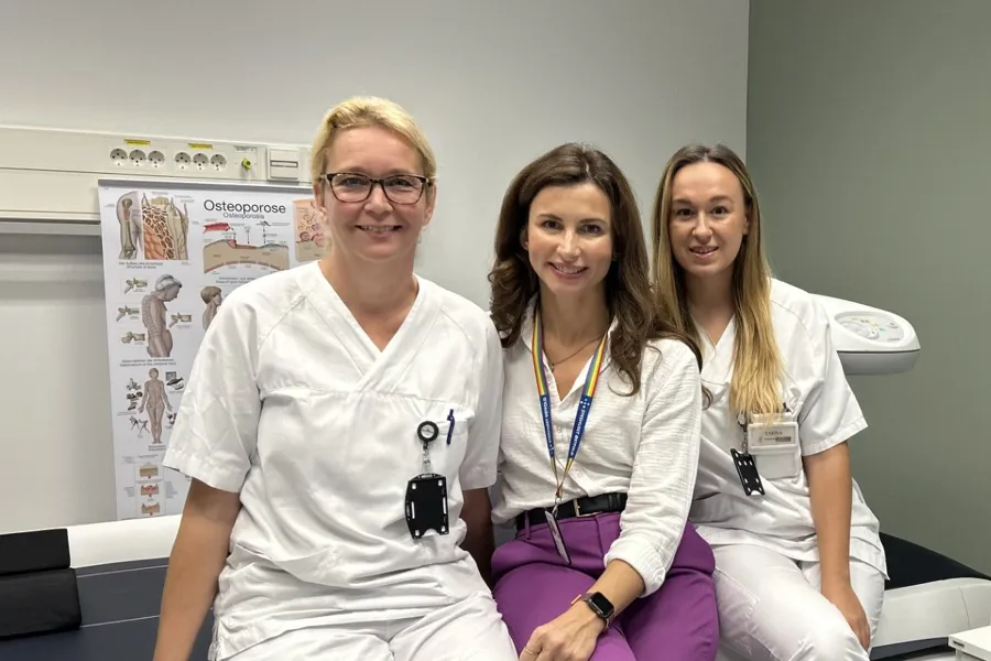 Bilde: To av fire osteoporosesykepleiere fra venstre: Heidi Solvang og Emina Poskovic. I midten prosjektleder Denisa Velic.