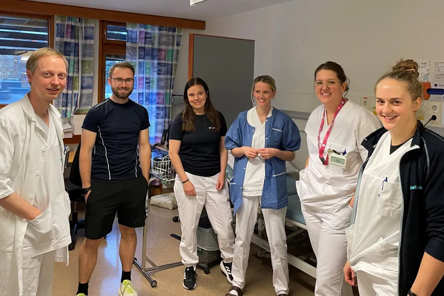 En gruppe mennesker som poserer for et bilde