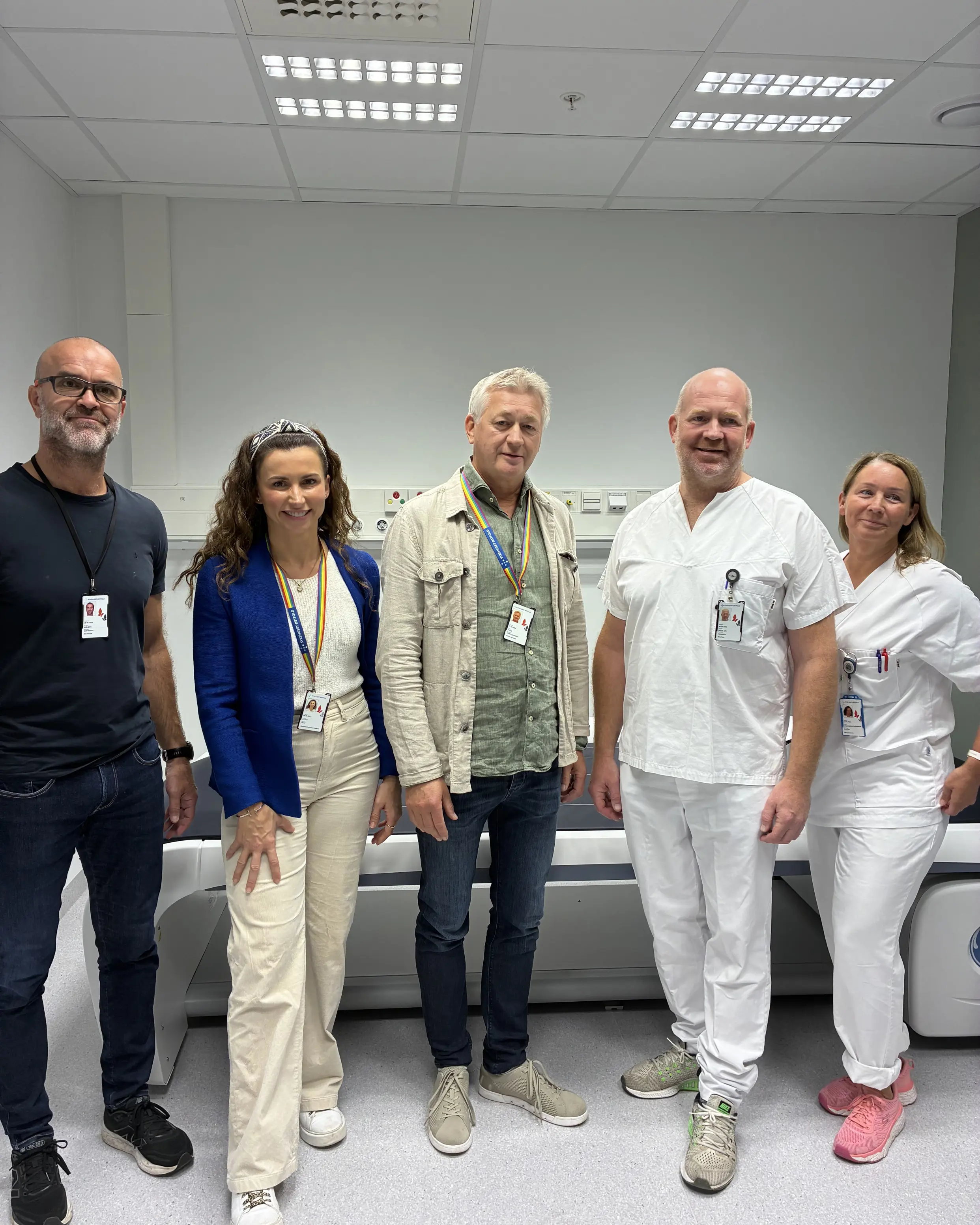 Asbjørn Sorteberg, klinikksjef kirurgi, Denisa Velic, prosjektleder, Helge Stene-johansen, administrerende direktør, Frede Frihagen, overlege og Linda Maria Björkman Widnes, seksjonsleder, foran nye Fracture Liaison Service som brukes i pasientbehandlingen.