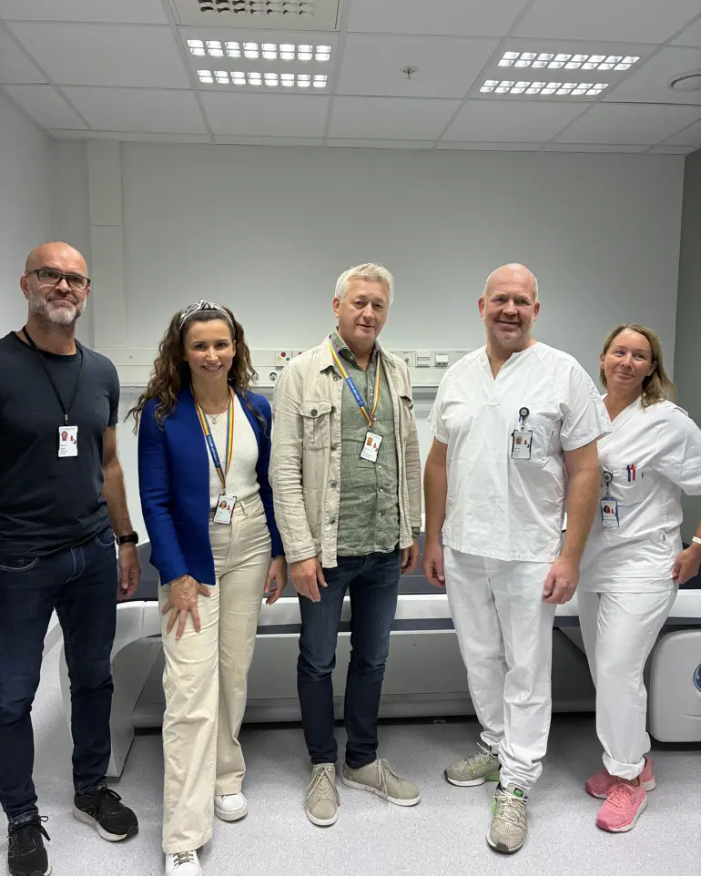 Asbjørn Sorteberg, klinikksjef kirurgi, Denisa Velic, prosjektleder, Helge Stene-johansen, administrerende direktør, Frede Frihagen, overlege og Linda Maria Björkman Widnes, seksjonsleder, foran nye Fracture Liaison Service som brukes i pasientbehandlingen.