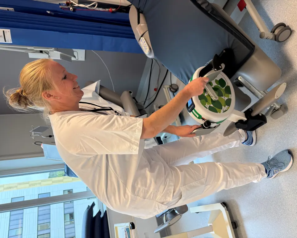 Annette Blohm monterer sengesykkel
