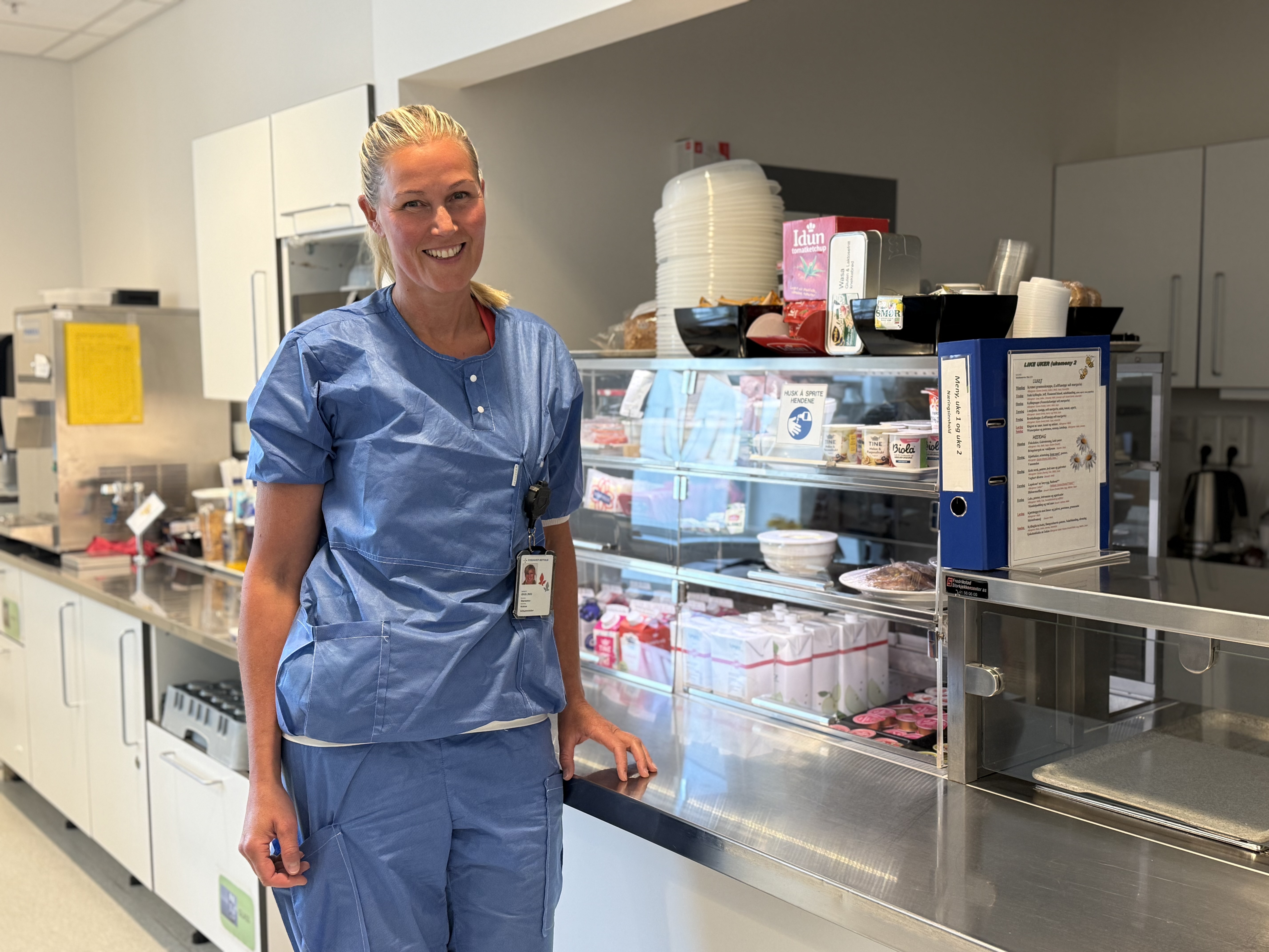 Marianne Holme står ved et buffekjøkken på Kalnes