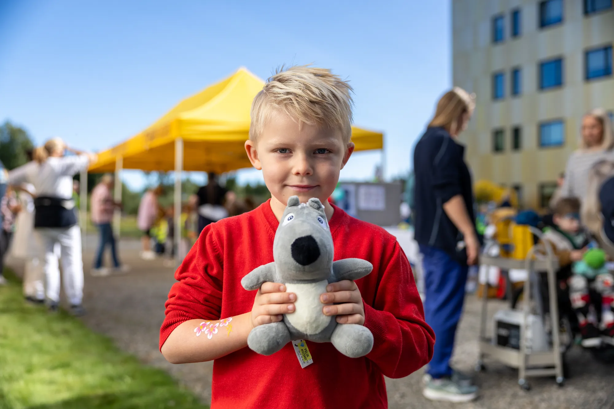 Felix holder bamsen Peder foran seg
