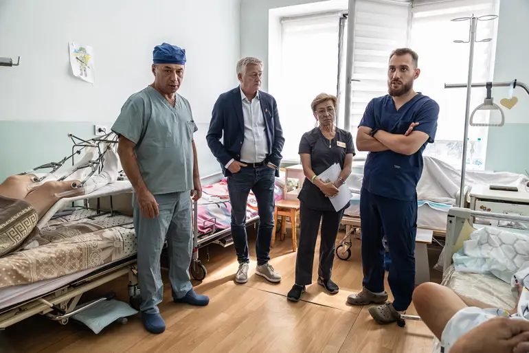 En gruppe mennesker står i et rom