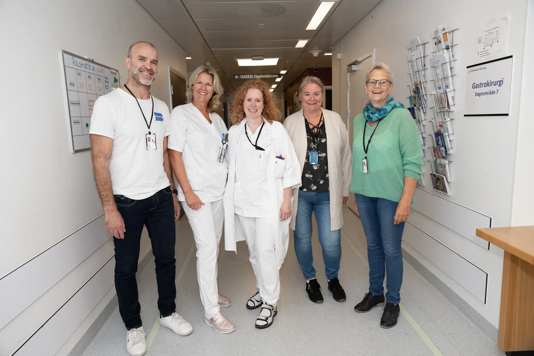 En gruppe mennesker som poserer for et bilde