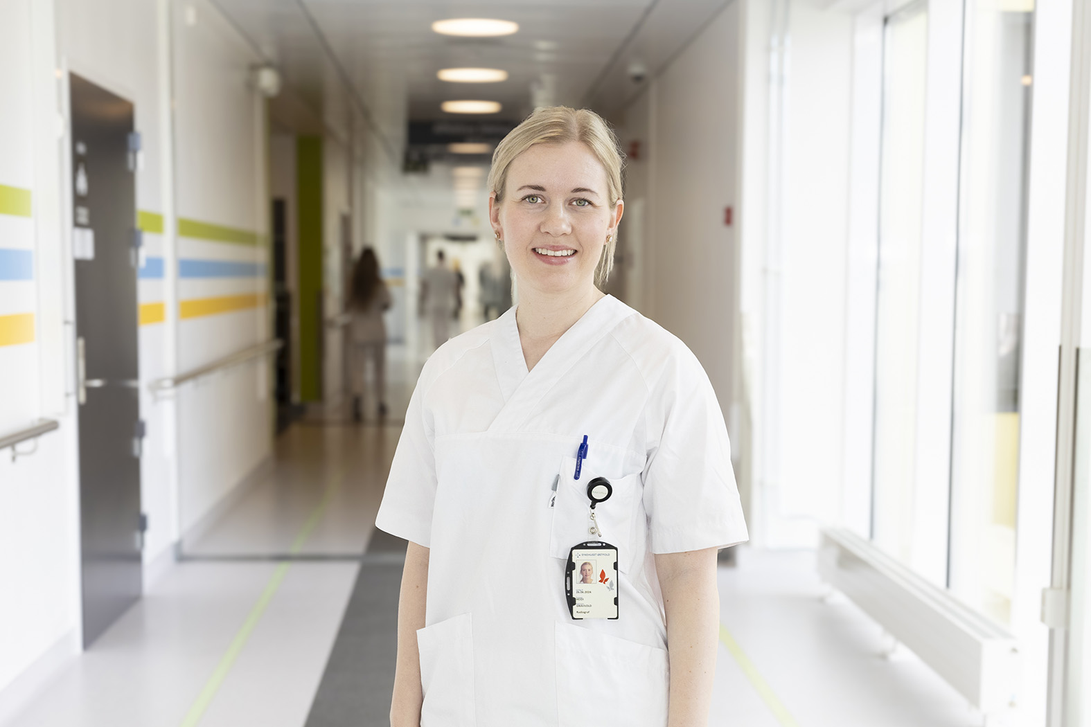 Sykepleier i en korridor