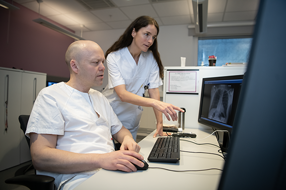 Radiolog og radiograf ser på en skjerm
