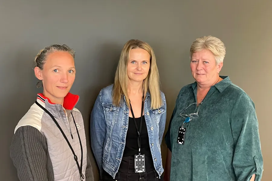 En gruppe mennesker som poserer for kameraet