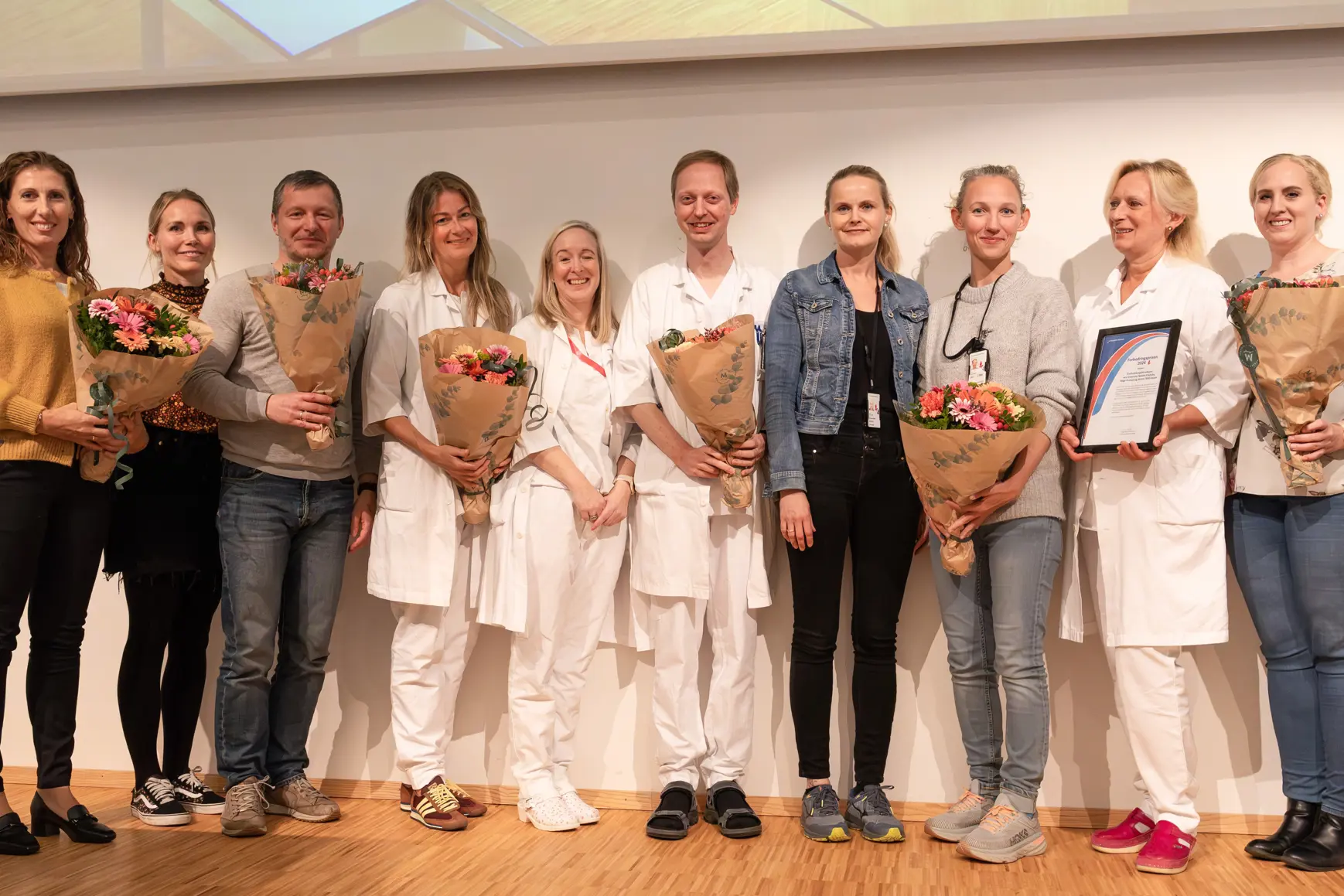 En gruppe mennesker som poserer for et bilde