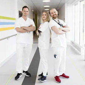 Tre sykepleiere i en korridor